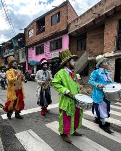 Personajes alegres itinerante